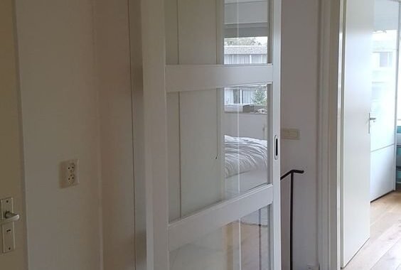 pintu geser kaca putih