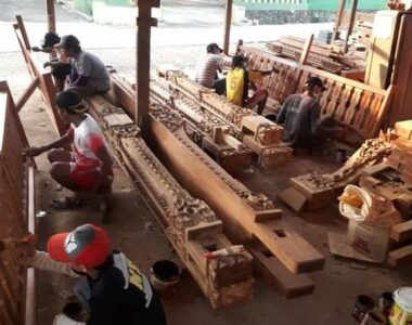 tukang kayu ukir