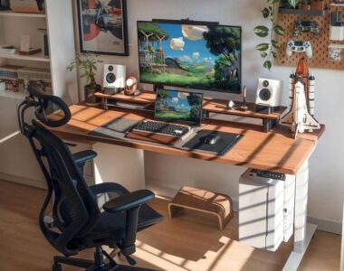 ruangan kantor minimalis kursi hitam