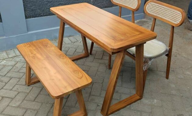 membersihkan meja kayu
