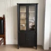 Lemari Dapur Porselen Curio Veneer Kayu Solid