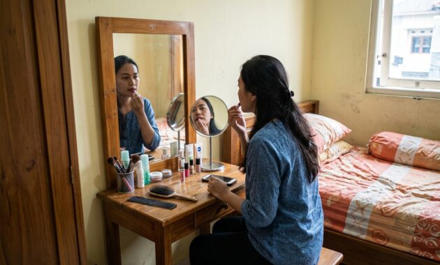 Meja Rias Kamar Sempit