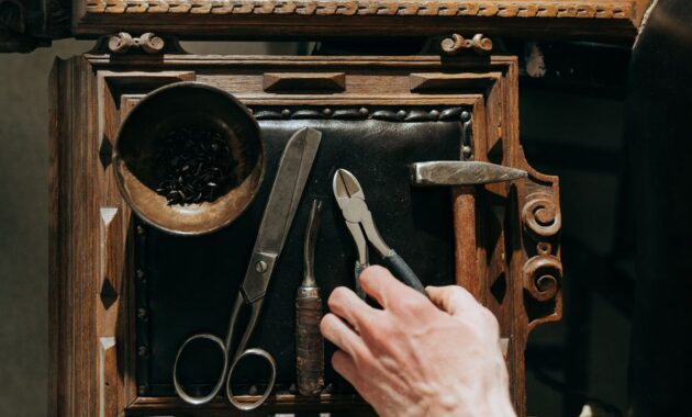 memperbaiki goresan furniture kay