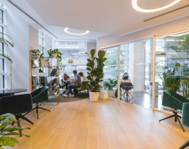 apa kelebihan menggunakan furniture kesehatan untuk pekerja kantor